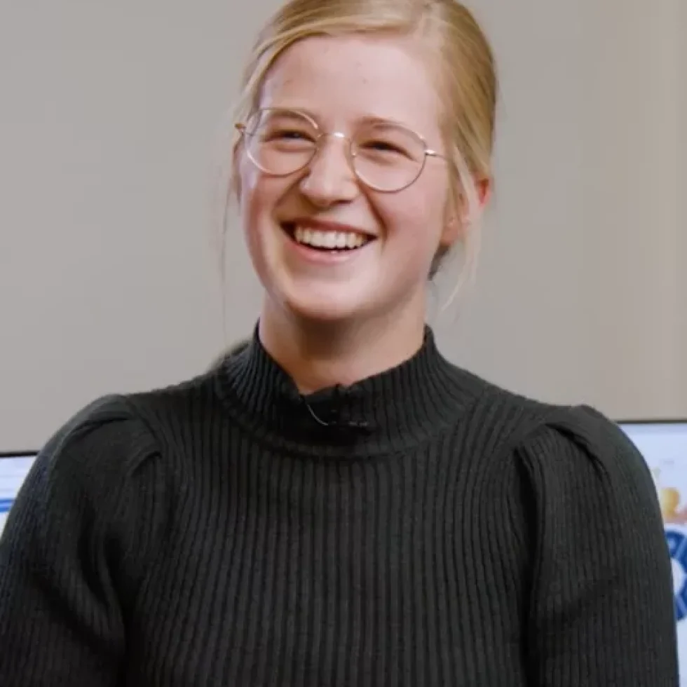 Eine junge Angestellte der Stadtwerke Herford schaut lächelnd in die Kamera