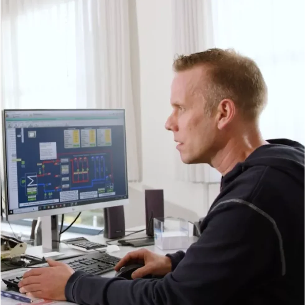 Ein Angestellter der Stadtwerke Herford GmbH arbeitet an einem Computer