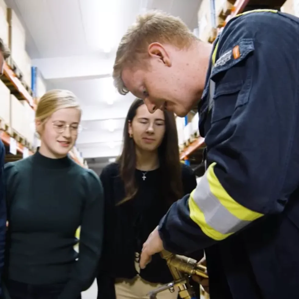 Azubis der Stadtwerke schauen die Zusammensetzung eines Kugelventils an