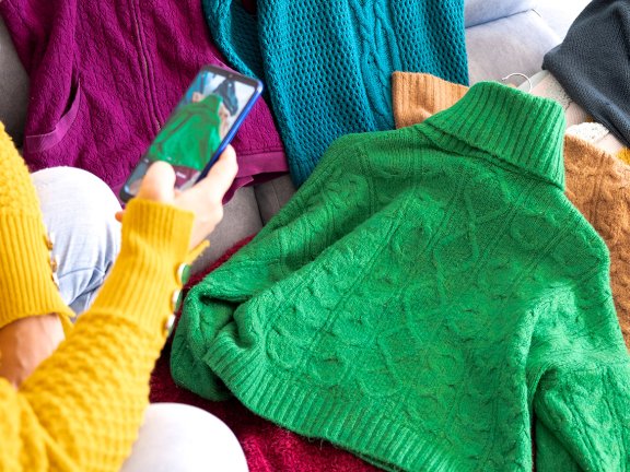 Ein Haufen mit bunten Strickpullovern.