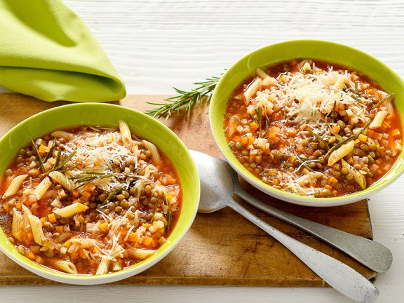 Italienischer Linseneintopf mit Pasta