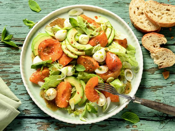 Geschmorte Aprikosen auf Salat