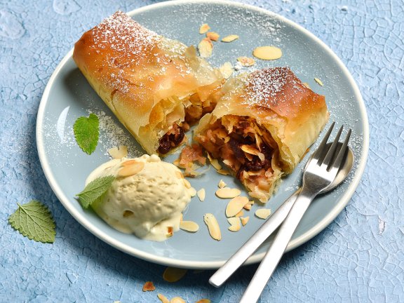 Apfelstrudel mit einer Kugel Eis
