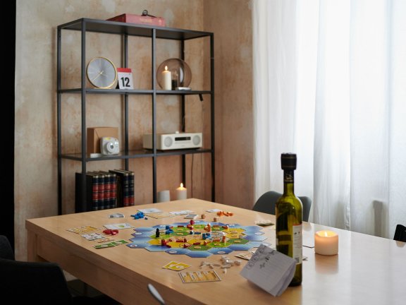 Das Spiel Siedler ist auf einem Tisch aufgebaut