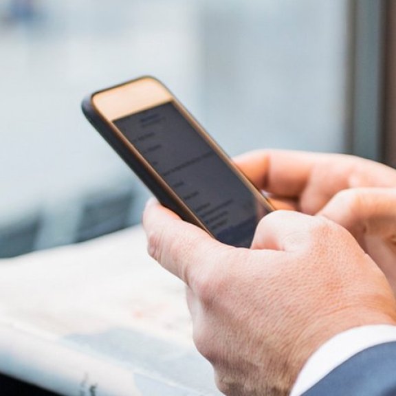 Eine Person tippt etwas in ein Smartphone ein