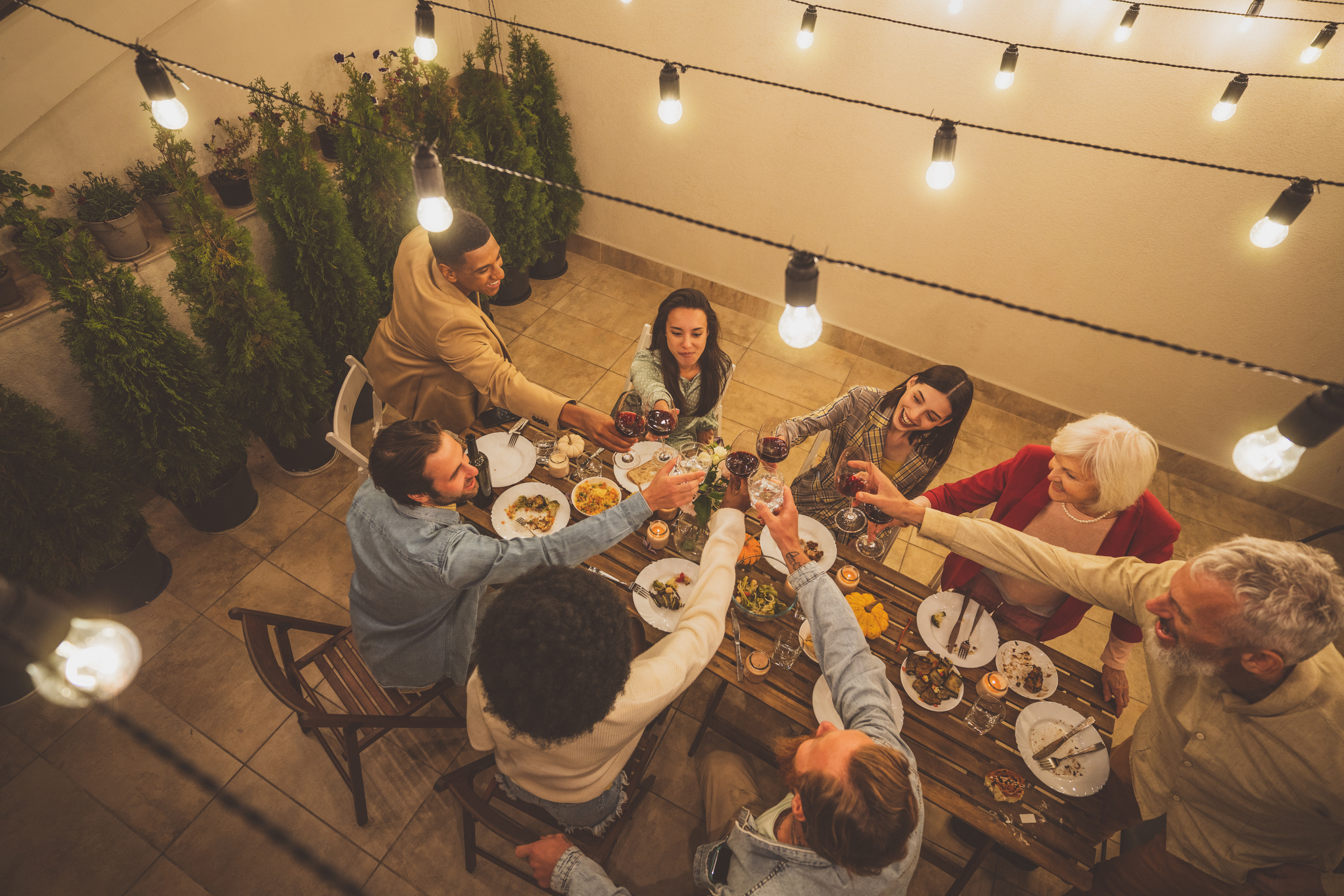 Eine große Familie ist an einem Tisch zusammengekommen und sie essen gemeinsam