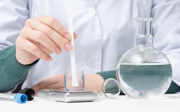 Labor-Untersuchung von Trinkwasser mit Teststreifen