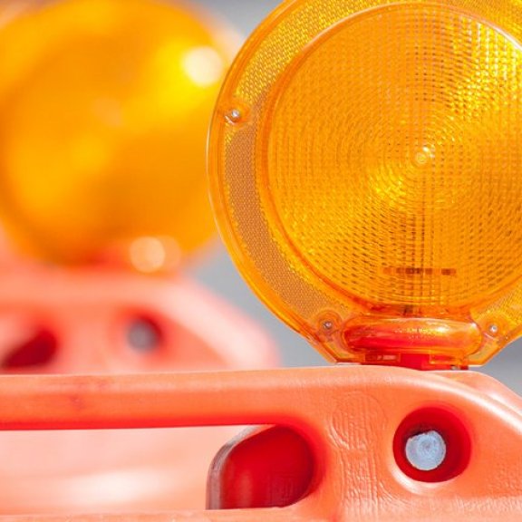 Mehrere gelbe Baustellen Beleuchtungen