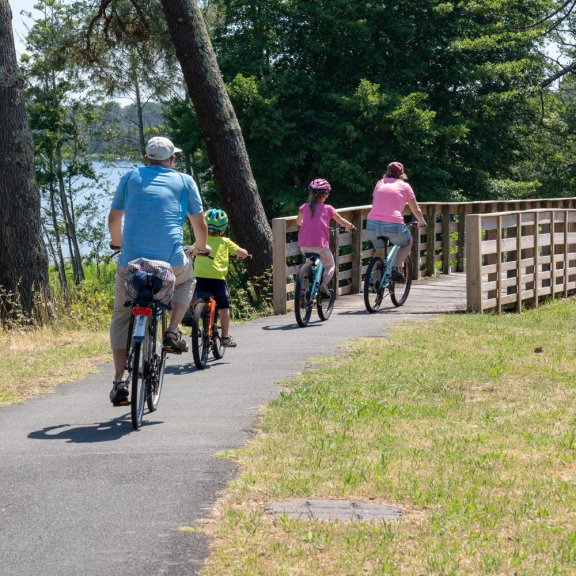 Eine Familie macht eine Fahrradtour
